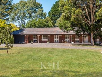Gisborne, Macedon Ranges, Victoria - Equipped kitchen