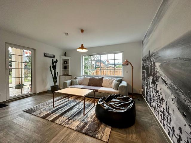 Idyllic apartment with charming character modern, quiet, well connected, with own patio and garden in Alt Marzahn, Berlin Amsterdam Apartments for Rent
