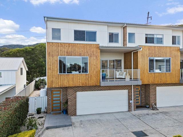 Idyllic Contemporary Oasis with Escarpment Views
