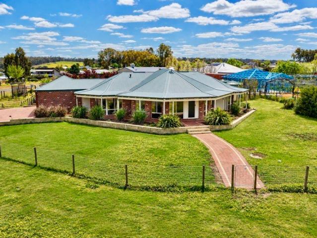 Idyllic Country Haven with Sweeping Views