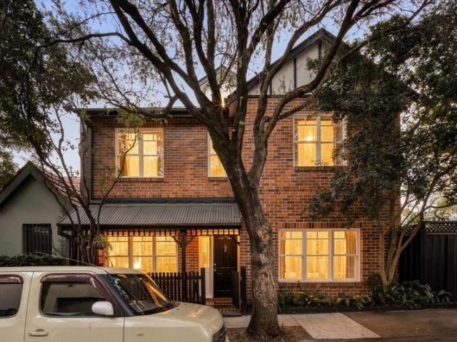 Idyllic Family Home & Garden Entertainer of Purposeful Design