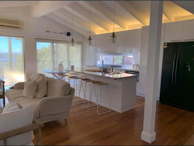 Idyllic Family Homet – Stunning Views Over Umina Beach