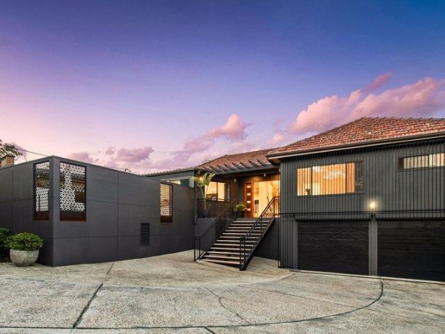 Idyllic Home of Remarkable Proportions & Relaxed Family Living