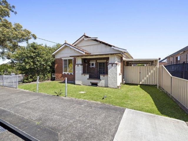 Idyllic Parkside Setting with Rare Three Street Frontages!