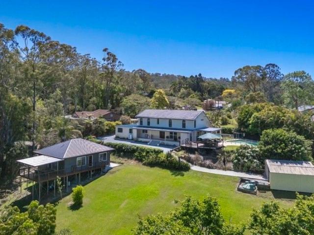Dual Home Acreage Close to the Beach Live, Earn or Invest
