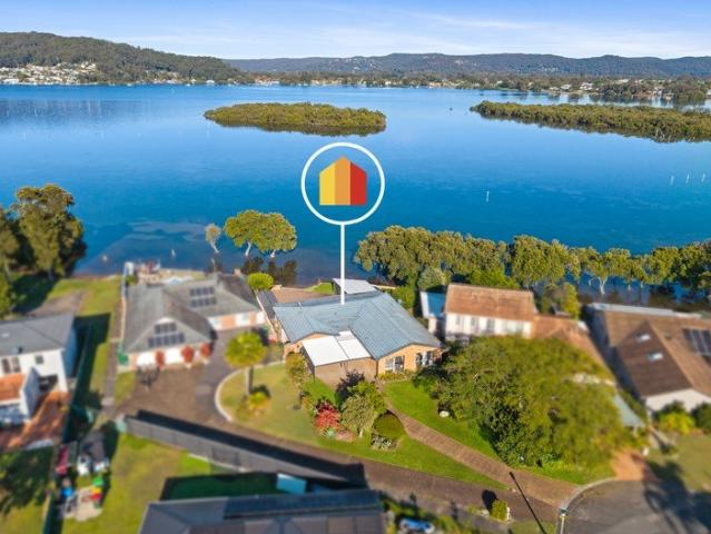 Idyllic Waterfront Lifestyle of Enduring Appeal
