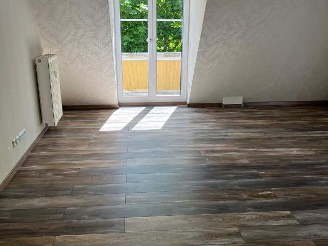 Idyllisch gelegene 2 Zimmer Wohnung mit Balkon *Wannenbad mit Toilette *KÃ¼che mit bodentiefen Fenster *Laminat / Fliesen *Keller