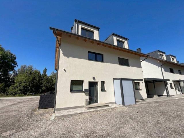 Idyllisch wohnen, modern Leben Doppelhaushälfte mit Smart Home und Carport