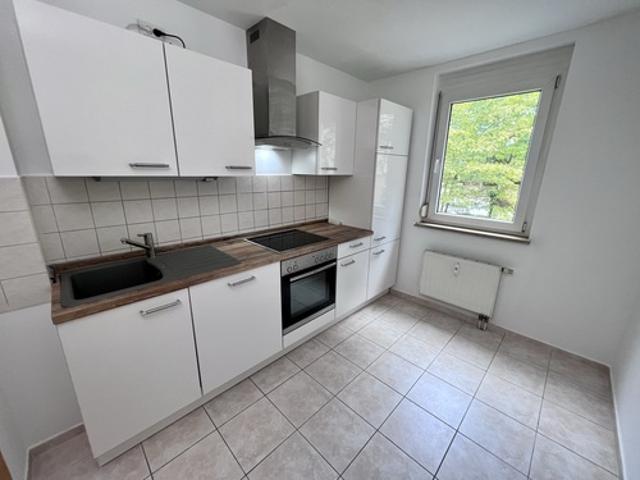 Idyllisch wohnen! 3 Raum Wohnung mit Einbauküche, Wanne und Süd Balkon