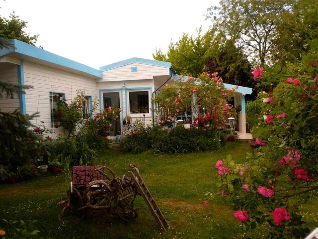 Idyllische Einfamilienhaus in Bungalowstil mit Rosengarten