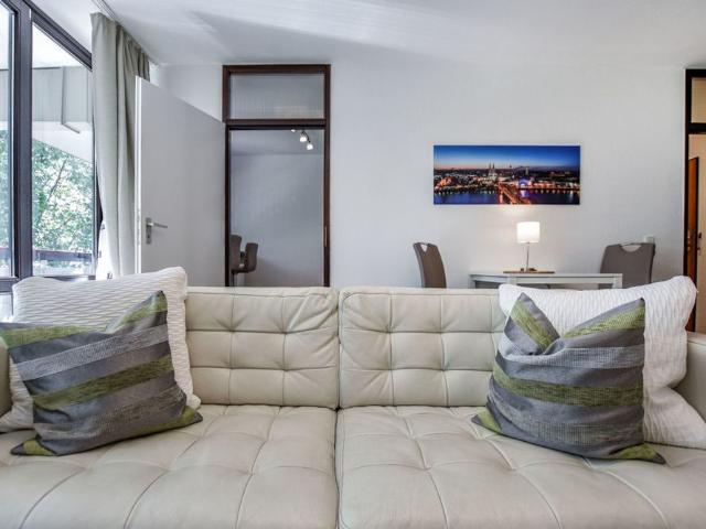 Idyllische Lage Helles Apartment in Köln Weiden