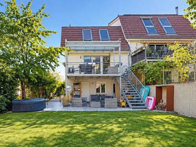 Idyllisches 7.5 Zimmer Doppeleinfamilienhaus mit Carport
