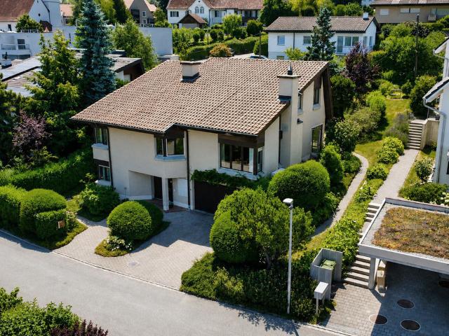 Idyllisches 8 Zimmer Einfamilienhaus mit grossem Garten und Garage