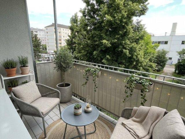Idyllisches und ruhiges Wohnen nahe dem Wasserwald mit bester Infrastruktur! Großzügige 2 Zimmer Wohnung mit schöner Aussicht dank Loggia!