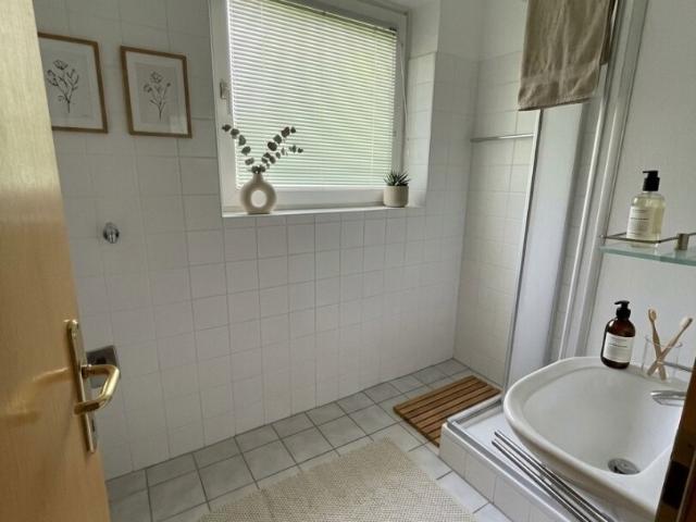 idyllisches und ruhiges wohnen nahe dem wasserwald mit bester infrastruktur! großzügige 2 zimmer wohnung mit schöner aussicht dank loggia!