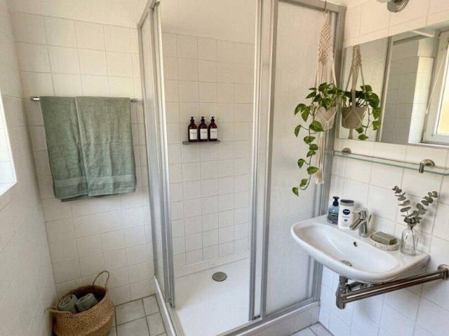 Idyllisches und ruhiges Wohnen nahe dem Wasserwald mit bester Infrastruktur! Großzügige 2 Zimmer Wohnung mit schöner Aussicht dank Loggia!