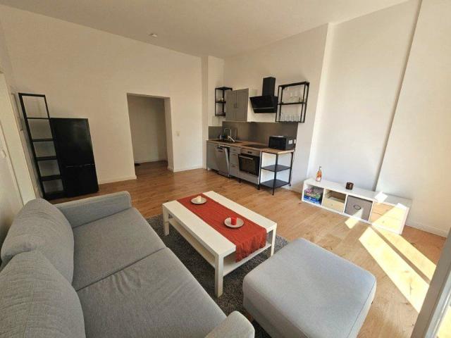 Maisonettewohnung direkt am Hasselbachplatz inkl. 2 Zimmer + EBK+Bad mit Wanne+Gäste WC+Laminat!