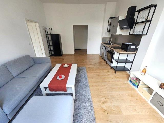 Idyllisches Wohnen in sanierter Gründerzeit Villa inkl. 2 Zimmer + Balkon + Bad mit Dusche+ Laminat