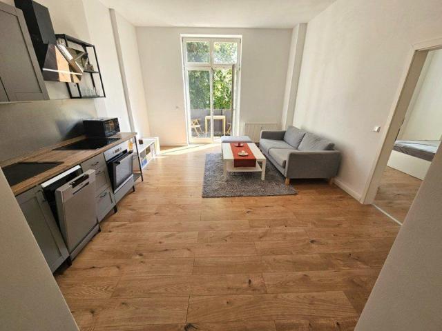 Idyllisches Wohnen in sanierter Gründerzeit Villa inkl. 2 Zimmer + Balkon + Bad mit Dusche+ Laminat