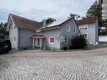 Idyllisches Anwesen: Großes Grundstück mit Zwei Häusern und weitläufigen Gärten in Ruhiger Lage