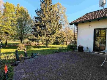 Idyllisches Bungalow mit großen Naturgarten