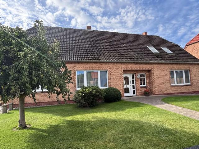 IDYLLISCHES EINFAMILIENHAUS MIT GROSSEM GRUNDSTÜCK UND VIELSEITIGEM NEBENGELASS IN 19288 LEUSSOW