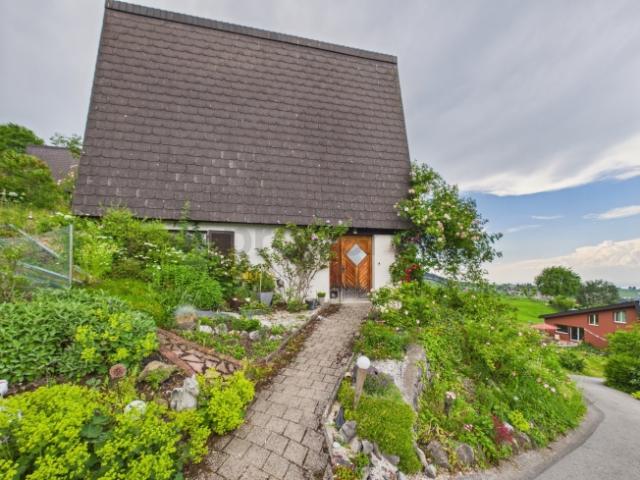 Idyllisches Einfamilienhaus mit sonnigem Garten und Pool in Trogen AR