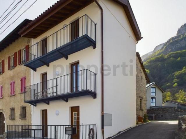 Idyllisches Einfamilienhaus mit 4.5 Zimmern in RivieraIdilliaca casa indipendente con 4,5 locali in Riviera