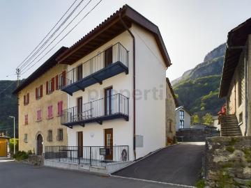 Idyllisches Einfamilienhaus mit 4.5 Zimmern in RivieraIdilliaca casa indipendente con 4,5 locali in Riviera