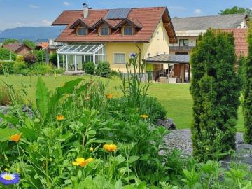 Idyllisches Familienrefugium: Gepflegtes Wohnhaus mit Traumgarten und atemberaubender Aussicht