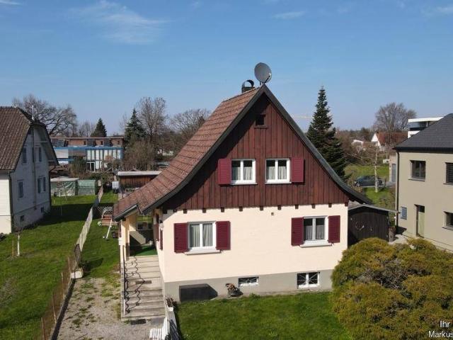 Idyllisches Haus mit Spitzgiebel Charme und Garten – klein, aber voller Möglichkeiten