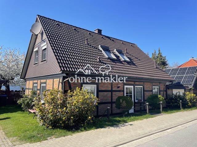 Idyllisches Haus am See mit Bootsanleger