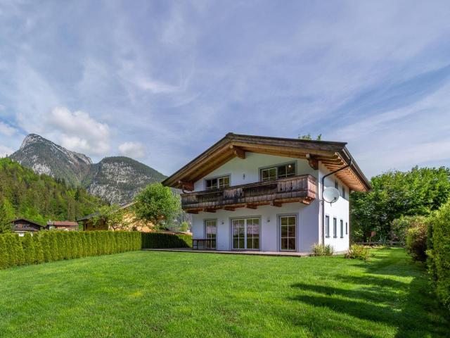 Idyllisches Landhaus in sonniger und ruhiger Wohngegend 06115