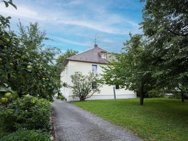 „IDYLLISCHES MEHRFAMILIENHAUS mit großem GARTEN und alten OBSTBÄUMEN“
