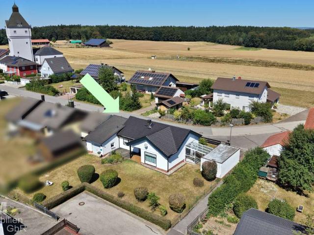 Idyllischer Bungalow mit Doppel u. Einzelgarage in sonniger, ruhiger u. verkehrsgünstiger Lage