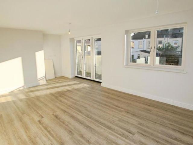 If you are looking to rent a two bedroom property in the Fishponds/Eastville area then look no further. This modern flat benefits from underfloor heating, an allocated parking space and a balcony. The property is sure to let quickly so please contact us to book in a viewing