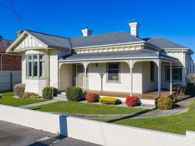If you are searching for a beautifully presented Federation home in a Prime position this could be the one you are looking for!