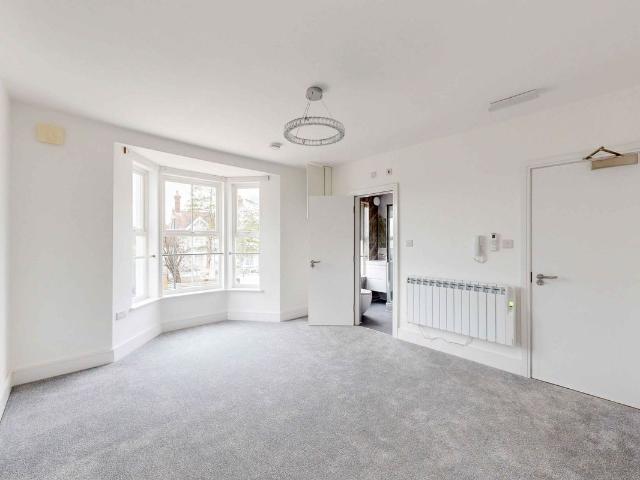 Ifield Road, Crawley RH11, Studio to rent, £1,095 pcm | PrimeLocation