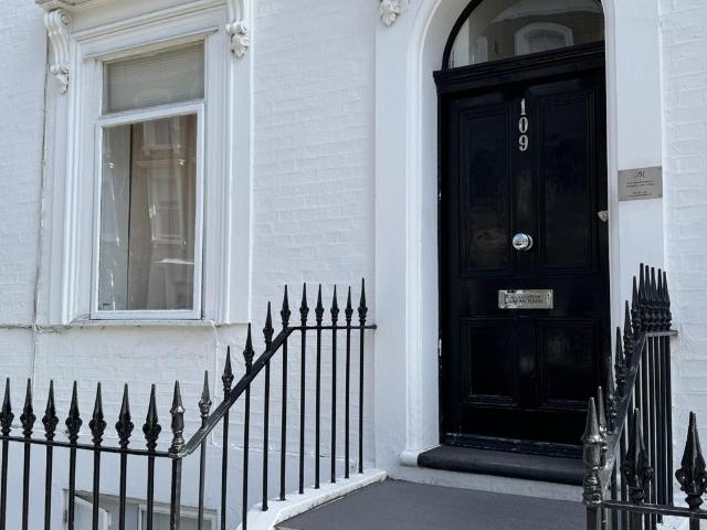 Ifield Road, London Studio to rent £1,200 pcm £277 pw