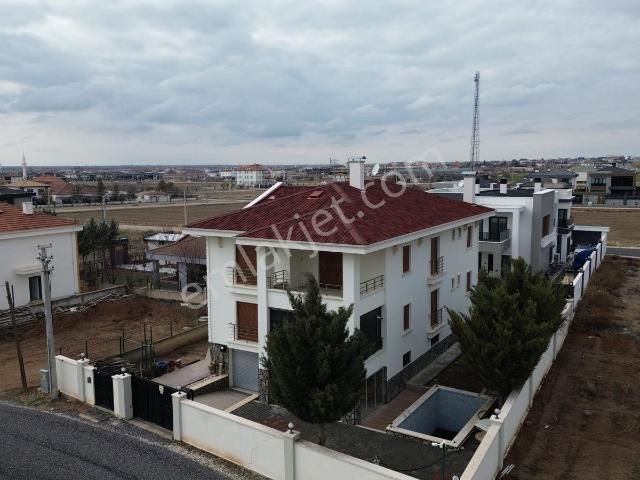 Çiftlik Mahallesinde Havuzlu, Çift Daireli Lüks Villa