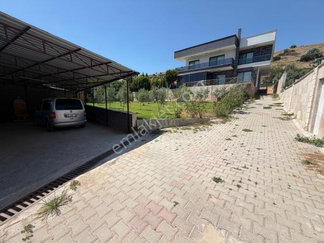 Çiftlik Mahallesinde Satılık Geniş Ve Muazzam Bahçeli Villa