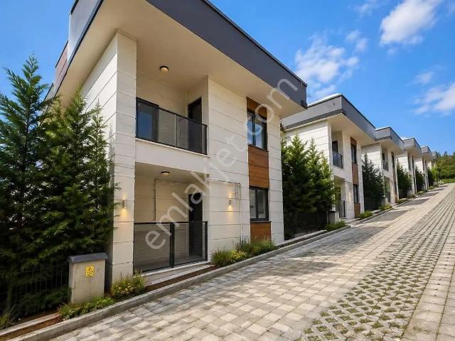 Çiftlikköy'de 5+1 Deniz Manzaralı Villa