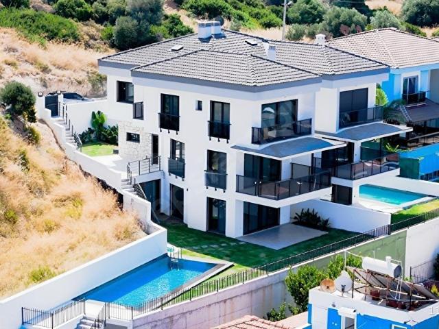 Çiftlikköy'de Sakız Adası Manzaralı, Müstakil Havuzlu Villa