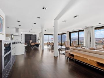 Ikonisches Penthouse mit Dachterrasse und Seeblick