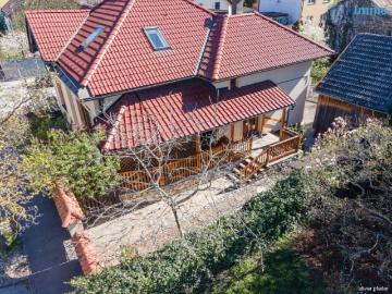 Neuer preis* wohnen mit herz: klimatisierte stadtvilla mit schönem garten, nebengebäuden und spielplatz