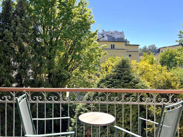 Ihr Logenplatz mit Festungsblick! Repräsentative Altbau Belle Etage in einer Ceconi Villa