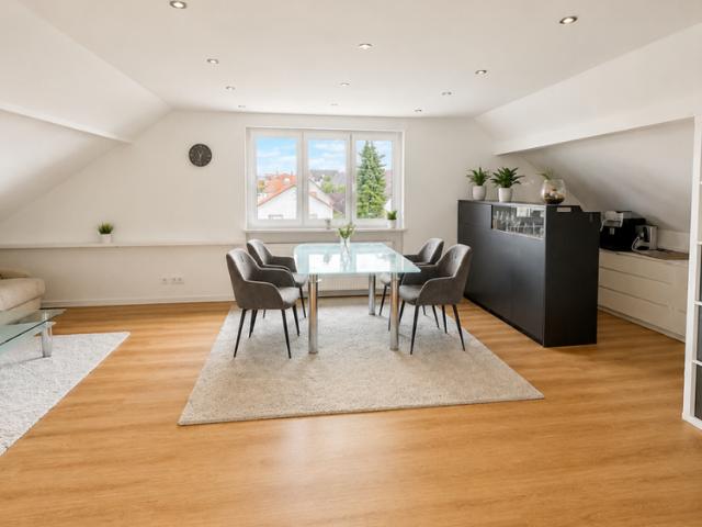 Ihr neues Zuhause: 3,5 Zimmer Dachgeschosswohnung mit Garten und Einbauküche
