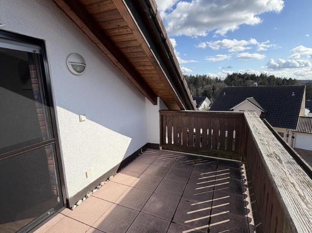 Ihr neues Zuhause! Charmante 3 Zimmer Dachwohnung mit Balkon und Stellplatz