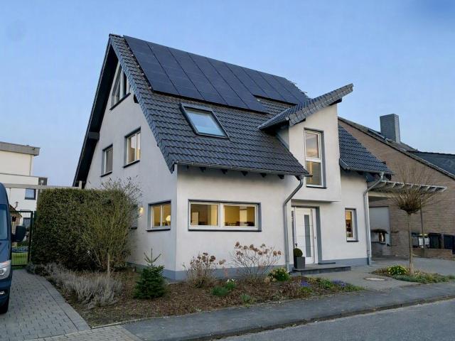 Ihr neues Zuhause: Einfamilienhaus mit Pool, Wärmepumpe, PV Anlage und Kamin