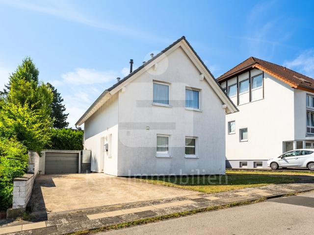 Ihr neues Zuhause in Frechen: Freistehendes Einfamilienhaus mit Garten und zwei Garagen